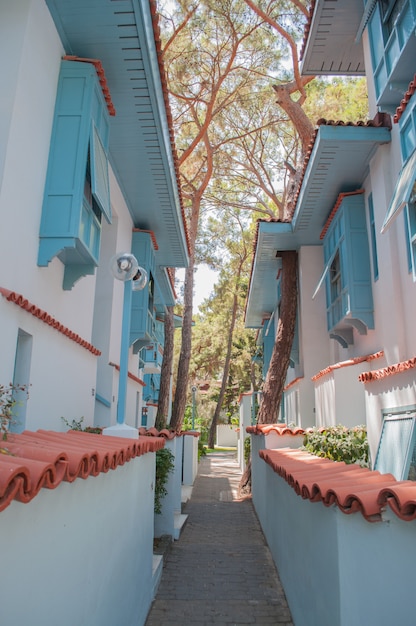 Vista de la calle turca con casas tradicionales