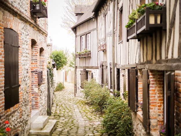 Foto vista del callejón entre los edificios de la ciudad