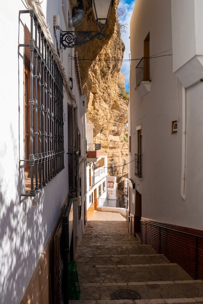 Vista de calles y casas sobre rocas en la ciudad de Setenil de las Bodegas.