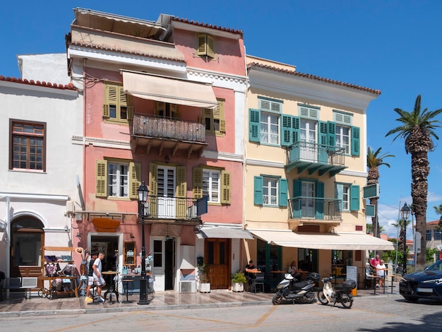 Vista de las calles del casco antiguo con turistas y tiendas Nafplion Peloponeso Grecia