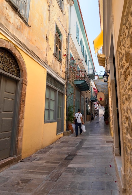 Vista de las calles del casco antiguo con turistas y tiendas Nafplion Peloponeso Grecia