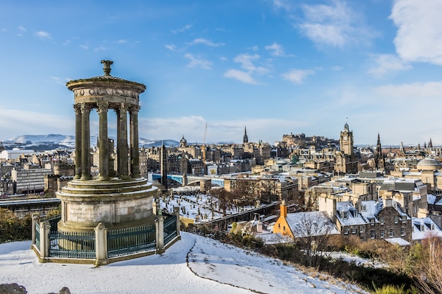 Vista desde Calton Hill de Edimburgo cubierto de nieve