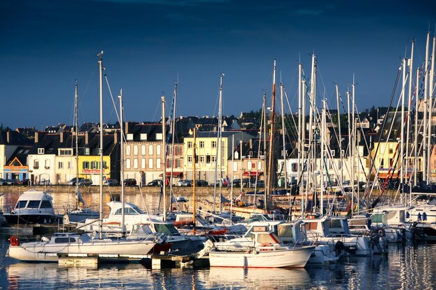 una vista de Camaret sur Mer con su puerto