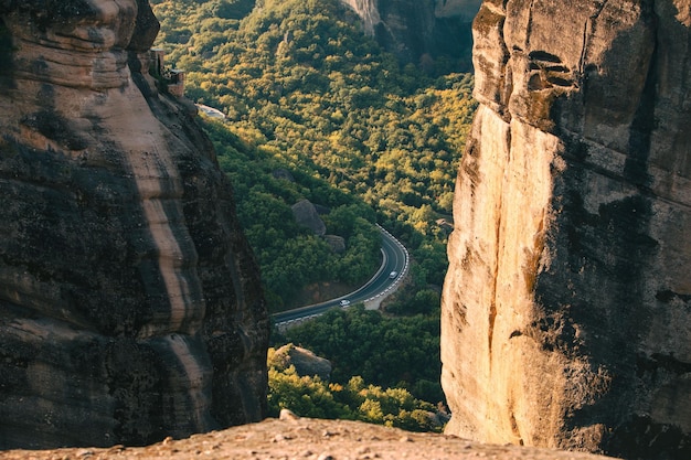 Vista de ese camino entre montañas.