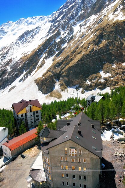 Vista del campamento de esquí de las montañas en la zona de Elbrus.