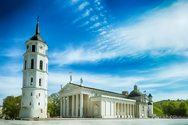 Vista del campanario y la basílica catedral y la plaza de la catedral en vilnius, lituania