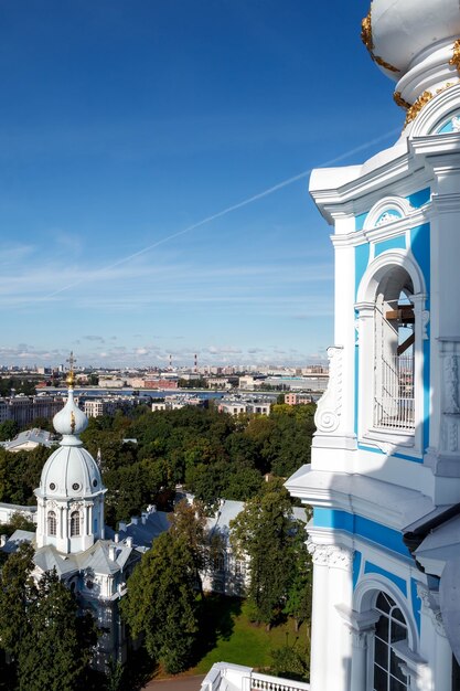 Vista desde el campanario de la Catedral Smolny con cúpula con cruz