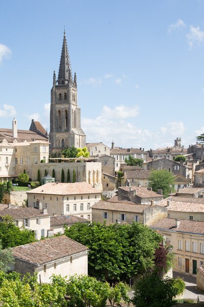 Vista del campanario de la iglesia monolítica de Saint Emilion, Burdeos, Francia Patrimonio de la Humanidad por la UNESCO