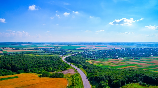 Vista de campo y carretera de paisaje desde arriba