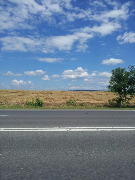 Foto vista del campo y la carretera