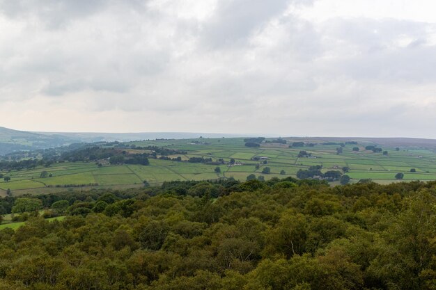 Una vista del campo desde la cima de una colina