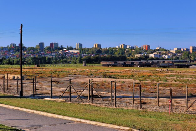 Vista del campo por los edificios contra el cielo azul claro