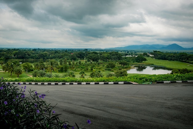 La vista del campo de golf en frente es de la carretera detrás es una vista de la cordillera