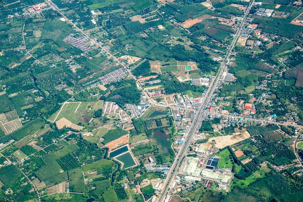 La vista del campo verde y la granja y el centro de la ciudad en medio de Tailandia. Se disparó desde Jetplane.