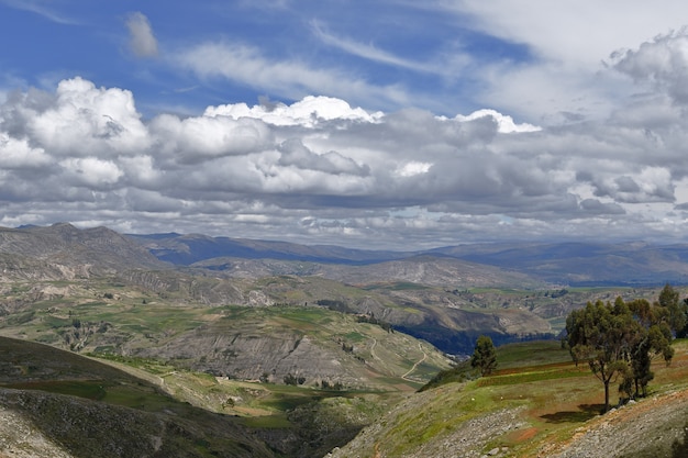 vista de los campos agrícolas en el centro andino