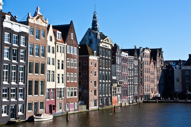 Vista del canal de Amsterdam, cerca del centro de la ciudad