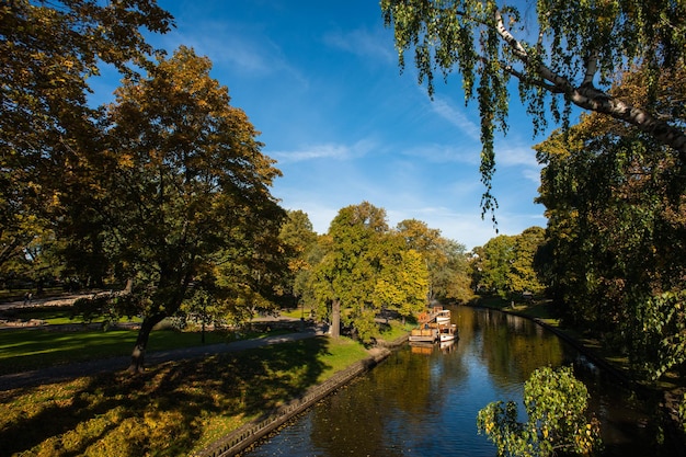 Vista del canal en Bastion Park en el centro de Riga.