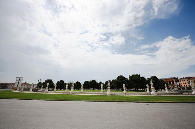 Vista del canal con estatuas en la plaza Prato della Valle y la Basílica de Santa Giustina en Padova Veneto Italia