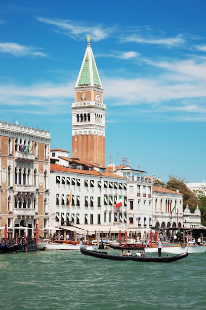 Vista del Canal Grande y el Campanile en la Piazza di San Marco