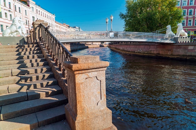 Vista del canal Griboyedov. Puente de los leones. San Petersburgo. Rusia.