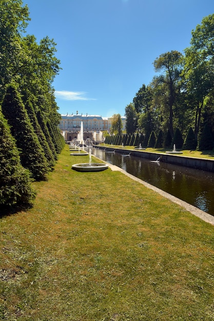 Vista del canal del mar y la cascada principal en Peterhof