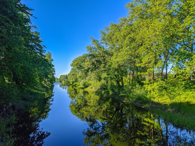 Foto vista del canal staroladozhsky en shlisselburg, rusia.