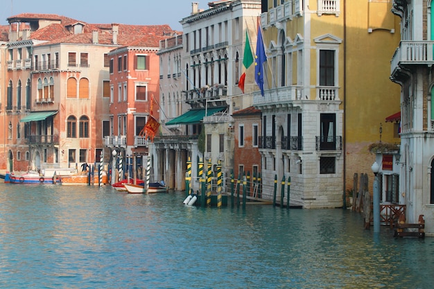 una vista del canal de venecia