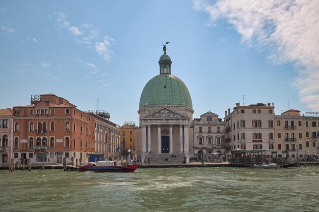 Foto vista de uno de los canales de venecia en un día soleado