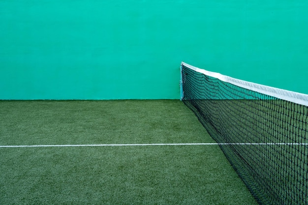 Vista de una cancha de tenis verde