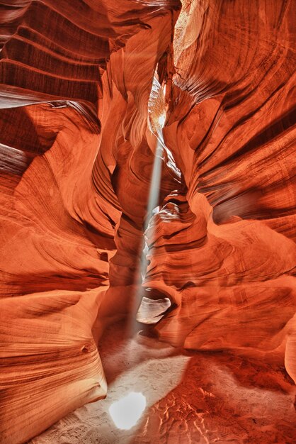 Foto vista del cañón de los antílopes con rayos de luz