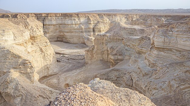 Vista de un cañón rocoso en el desierto de Judea en Israel