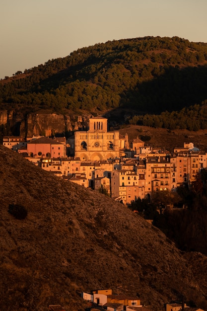 Foto vista desde la capital de cuenca en la región de castilla-la mancha en españa.