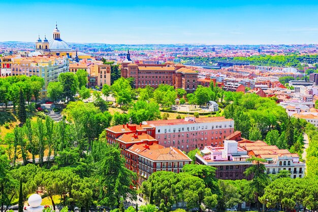 Vista de la capital de España, la hermosa ciudad de Madrid a vista de pájaro.