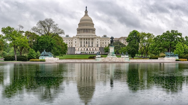 Vista del Capitolio de Washington DC en un día lluvioso