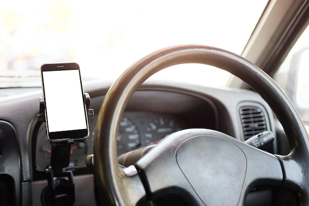 Vista de captura recortada El conductor usa el teléfono mientras conduce Teléfono inteligente moderno con bordes redondeados Pantalla aislada para maqueta Pantalla de navegación del automóvil en segundo plano