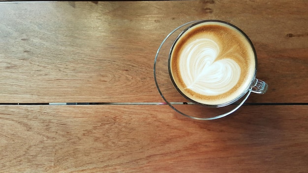 Vista de capuchino en primer plano desde un ángulo alto