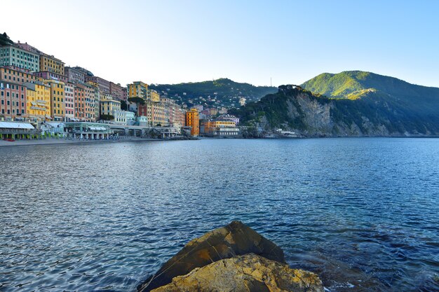 Vista de las características casas de colores frente al mar en Camogli