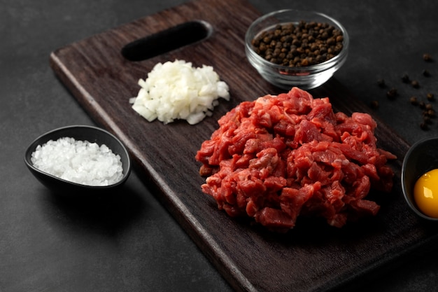 Vista de la carne de vacuno para plato de tartar de bistec