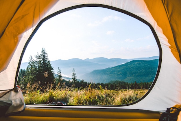 Vista desde la carpa en las montañas