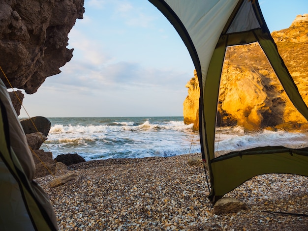 Vista desde una carpa temprano en la mañana hacia el mar.