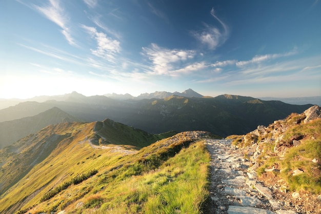 Vista de los Cárpatos durante el amanecer Polonia