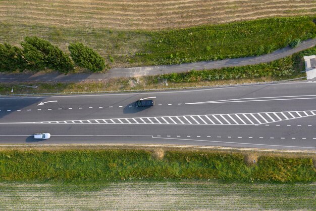 vista de la carretera asfaltada desde arriba disparando drones