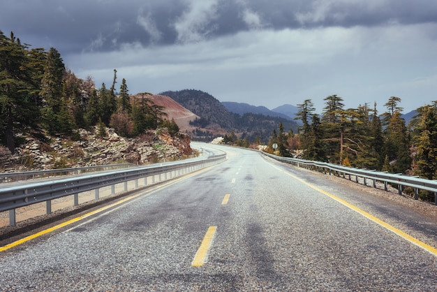 Vista de una carretera de asfalto que video a las montañas