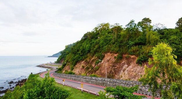 Foto vista de la carretera chalerm burapha chonlathit desde el mirador noen nangphaya, provincia de chanthaburi, thail