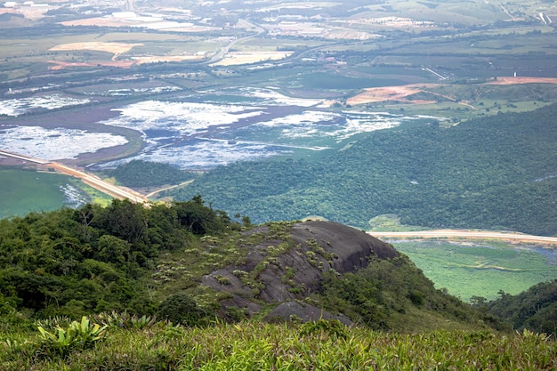 Vista de la carretera de circunvalación quotmestre Alvaroquot aún en construcción vista desde la cima de la montaña quotMestre Alvaroquot en el municipio de Serra en Brasil