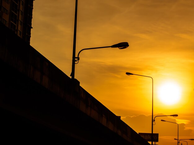 vista desde la carretera en la ciudad al atardecer