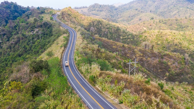 Foto vista de carretera con coche en la montaña desde arriba.