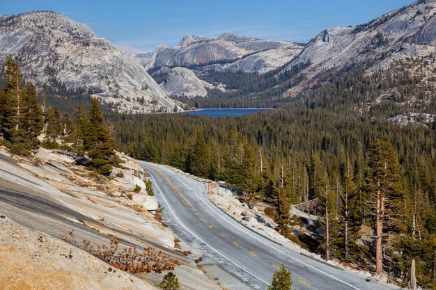 Vista de una carretera escénica Tioga Pass en el valle rodeado de montañas