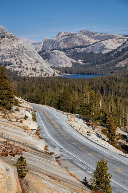 Vista de una carretera escénica Tioga Pass en el valle rodeado de montañas