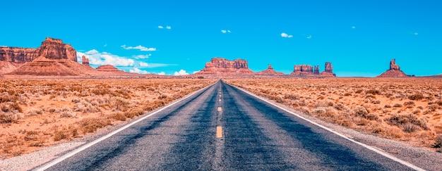 Vista desde la carretera escénica US 163 hasta Monument Valley Park en Utah